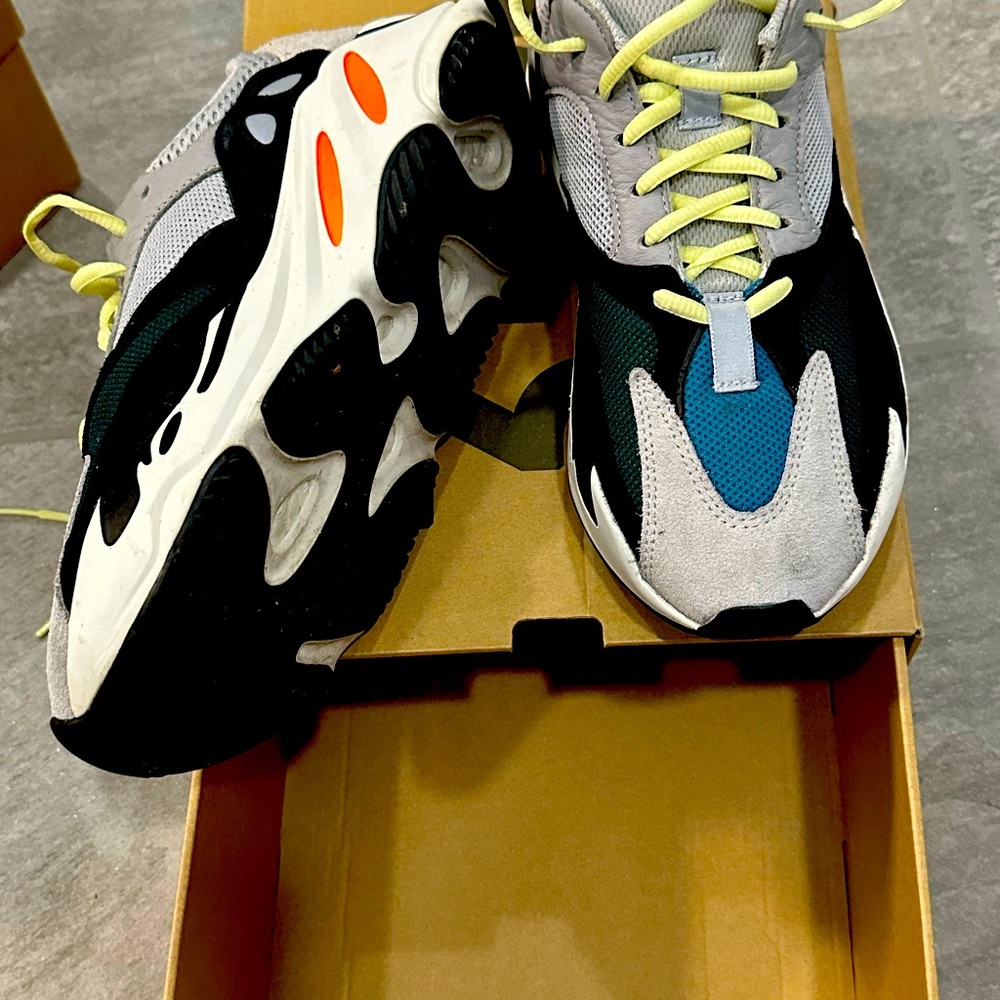 Yeezy wave runner 700 size 8 good condition
